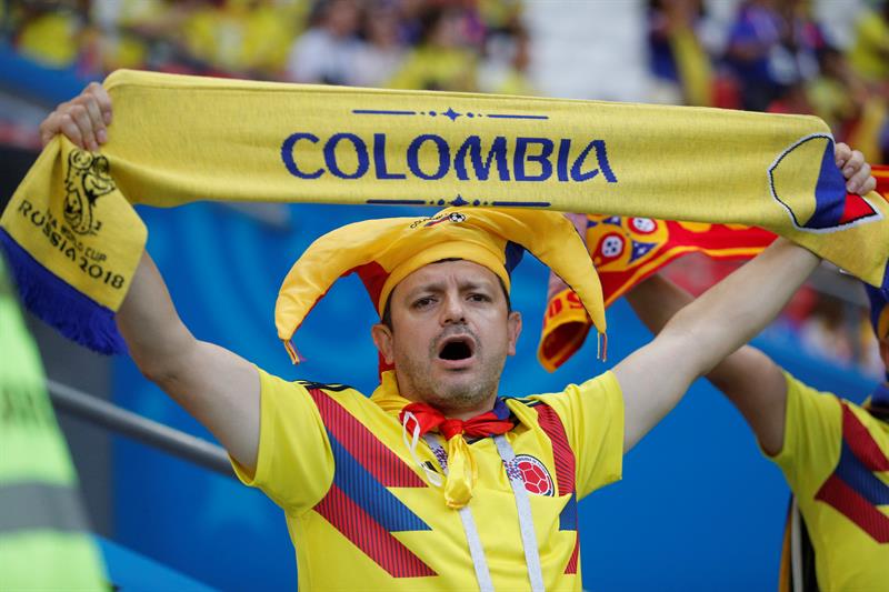 Colombianos entonando el himno patrio en el Kazán Arena.