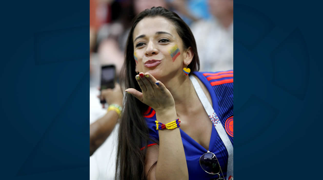 Un beso de la belleza colombiana.
