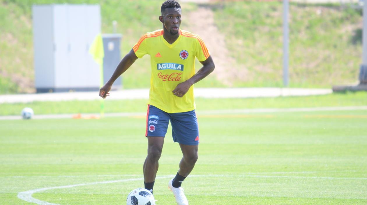 Jefferson Lerma espera un momento en la titular de Colombia.