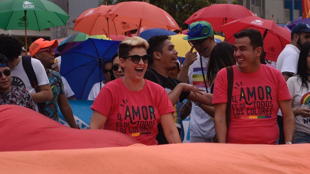 La presentadora Camila Chaín hizo parte del desfile.