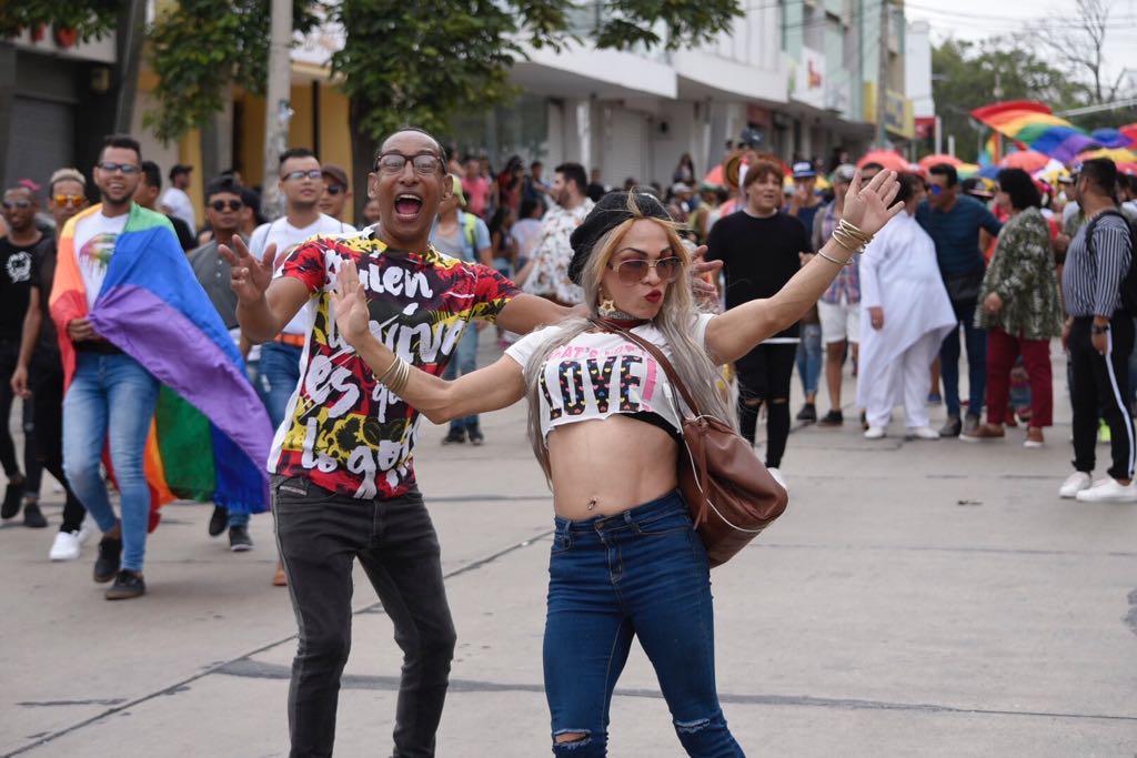 Los participantes desfilaron con baile y alegría.