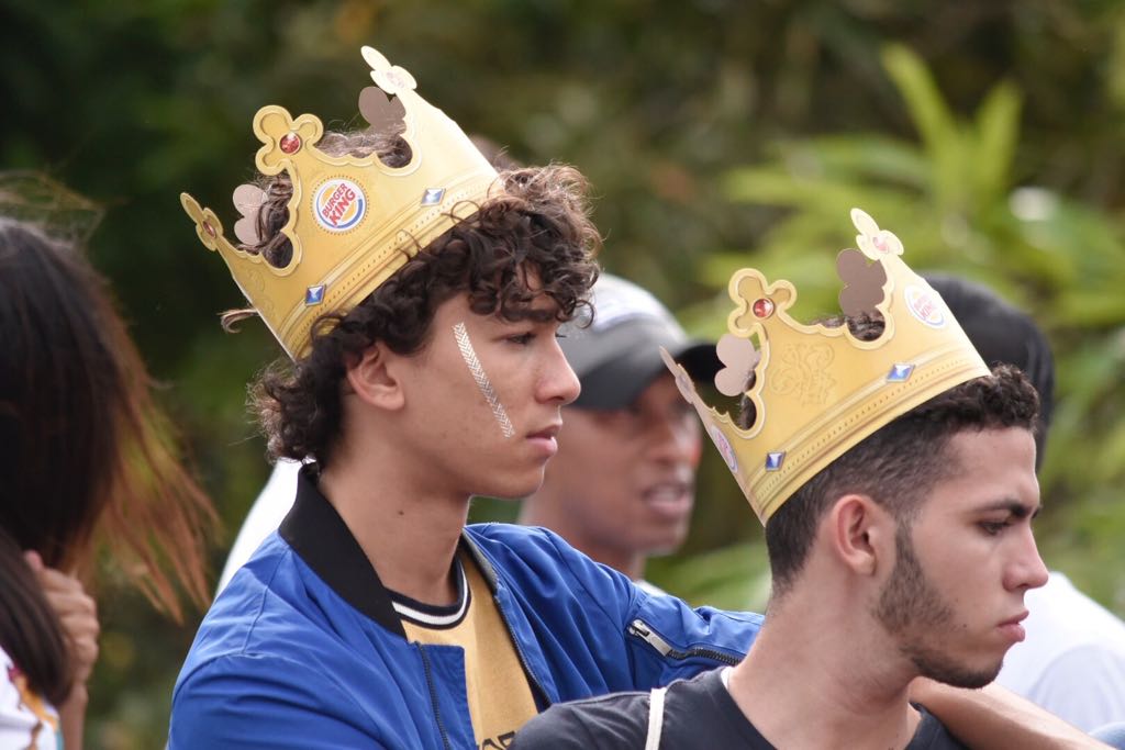Estos reyes llevaron sus coronas mostrando su orgullo.