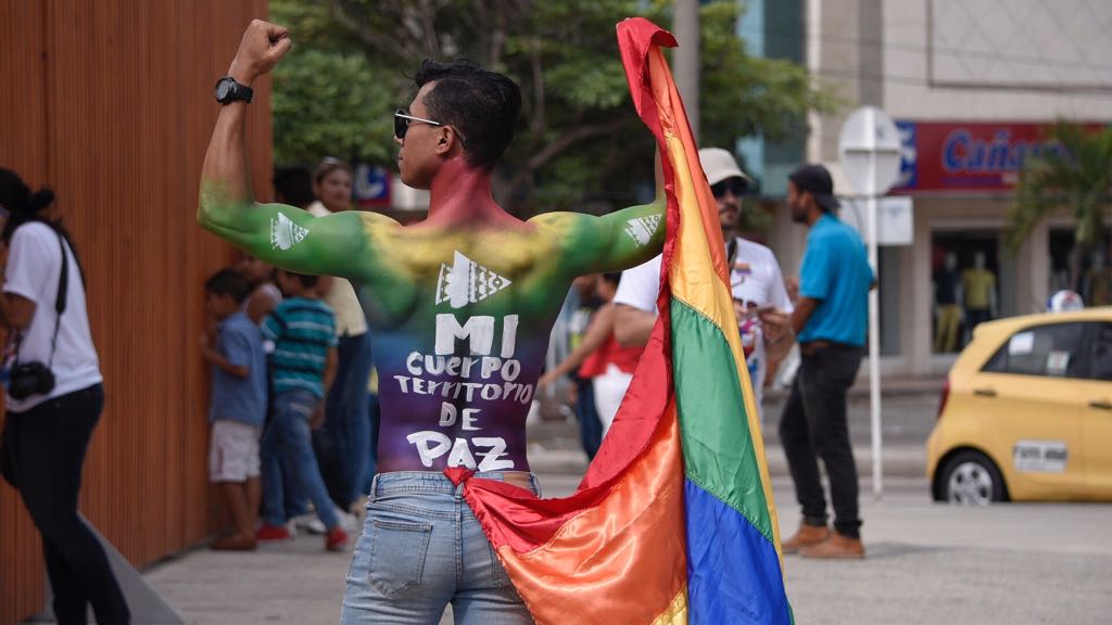 Con el cuerpo pintado desfilaron los marchantes.