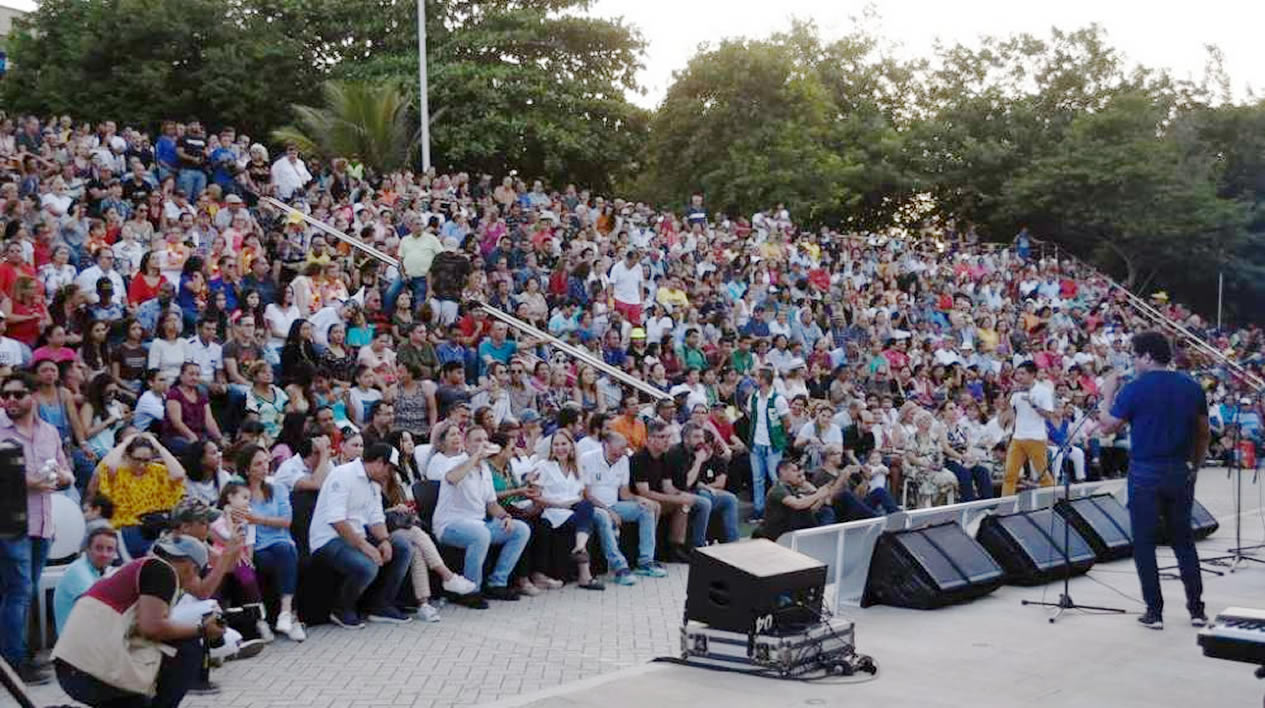 Cientos de asistentes disfrutaron el concierto tributo a Joe.