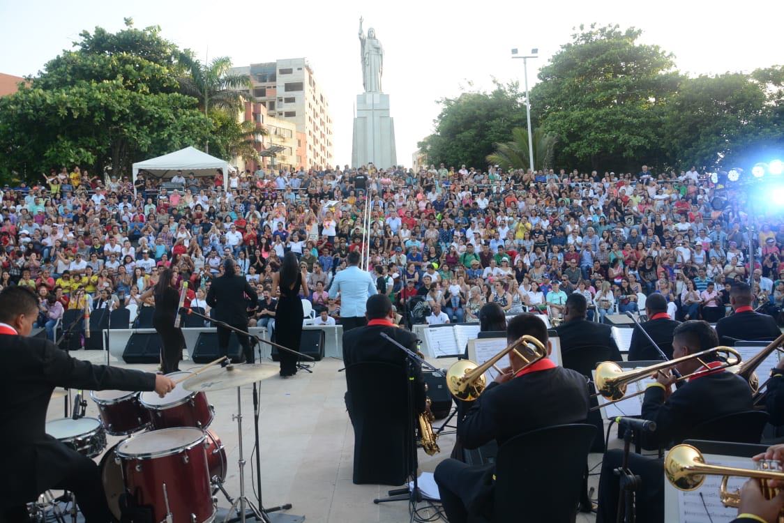 Lleno total se registró en la concha del Sagrado Corazón.