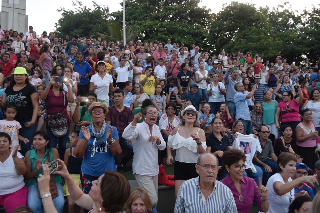 Desde temprano la concha acústica se llenó con cientos de asistentes.