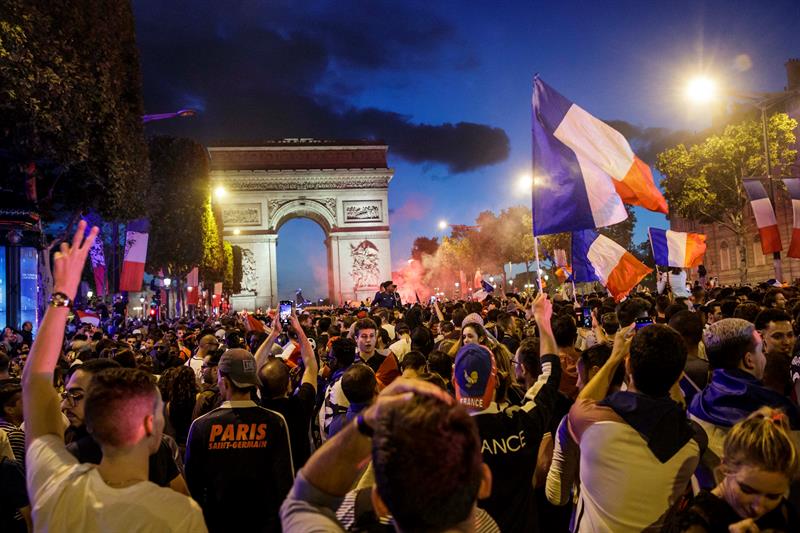 "On est en final!" ("¡Estamos en la final!"), exclamaron los aficionados, mientras se abrazaban, mandaban mensajes a sus familias o se movían frenéticamente.