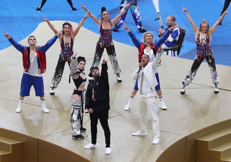 Will Smith, Era Istrefi y Nicky Jam, con los bailarines en el escenario.