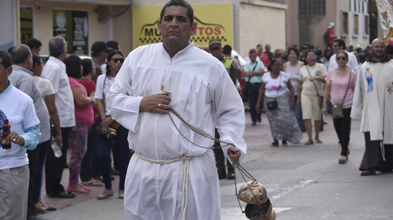 Diáconos portaron incienso durante el recorrido.
