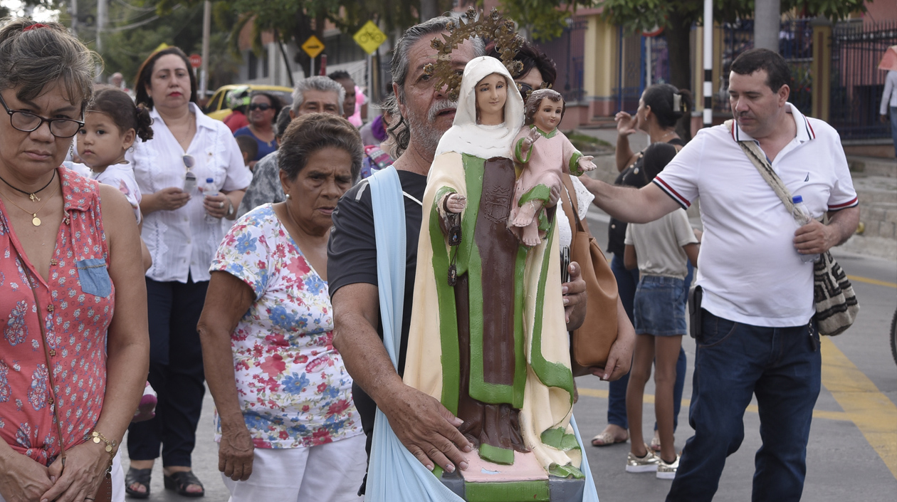 Figuras en tamaño natural fueron cargadas por los fieles.