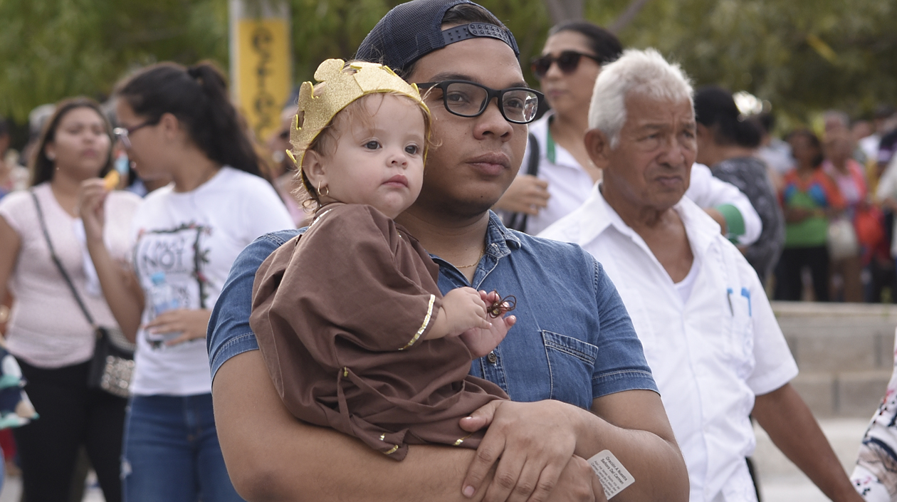 Niños fueron lucieron el atuendo de la santa patrona como manda.