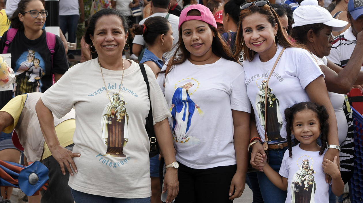 Con diversos diseños de camisetas fieles acompañaron el recorrido.