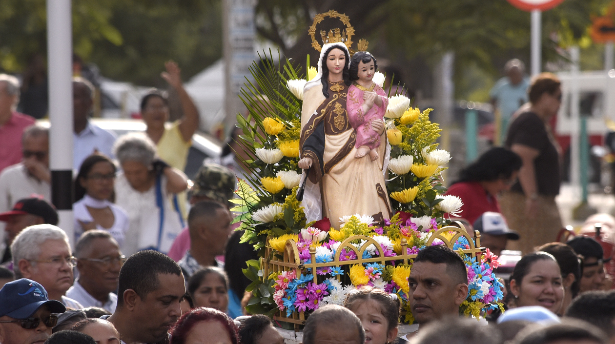 La familia Herrera llevó réplicas de la patrona como promesa para el bienestar de su familia.