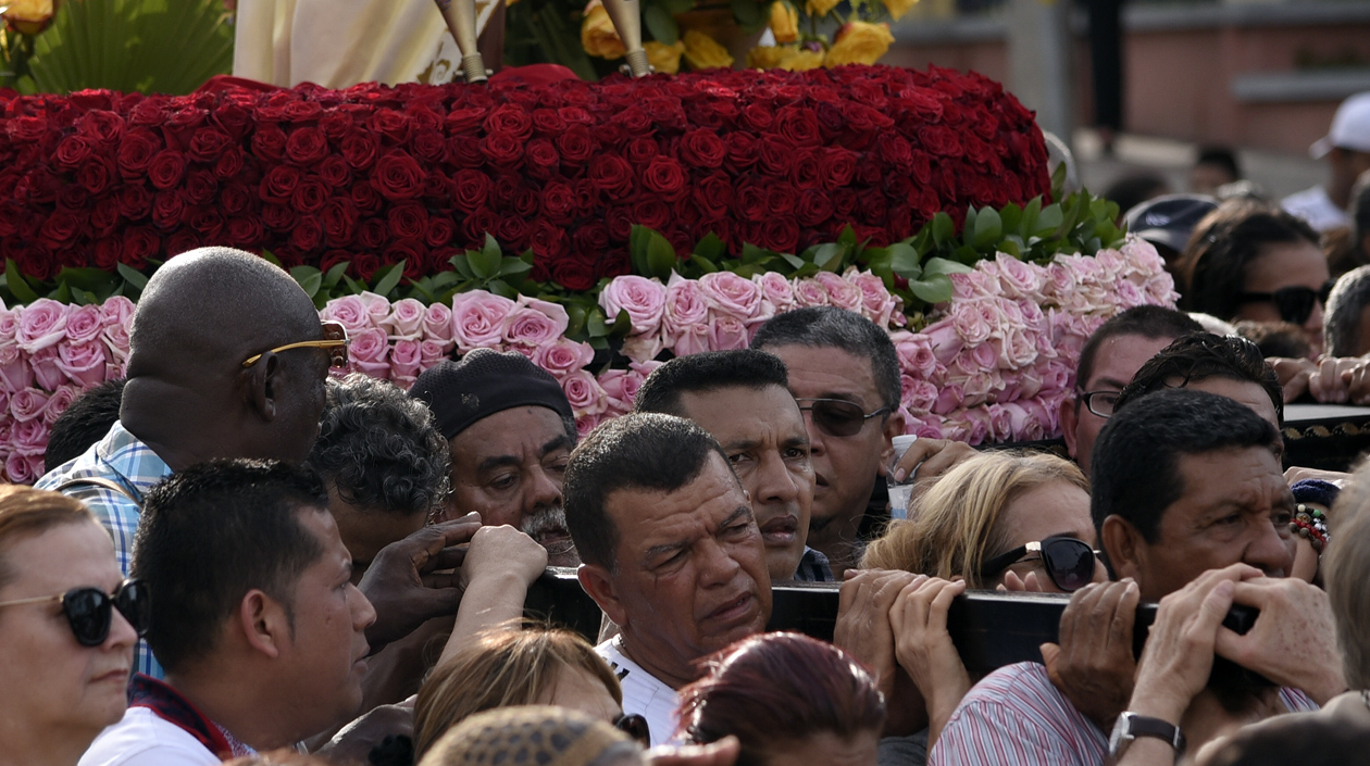 Cargadores llevaron la imagen de la Virgen del Carmen durante todo el recorrido.