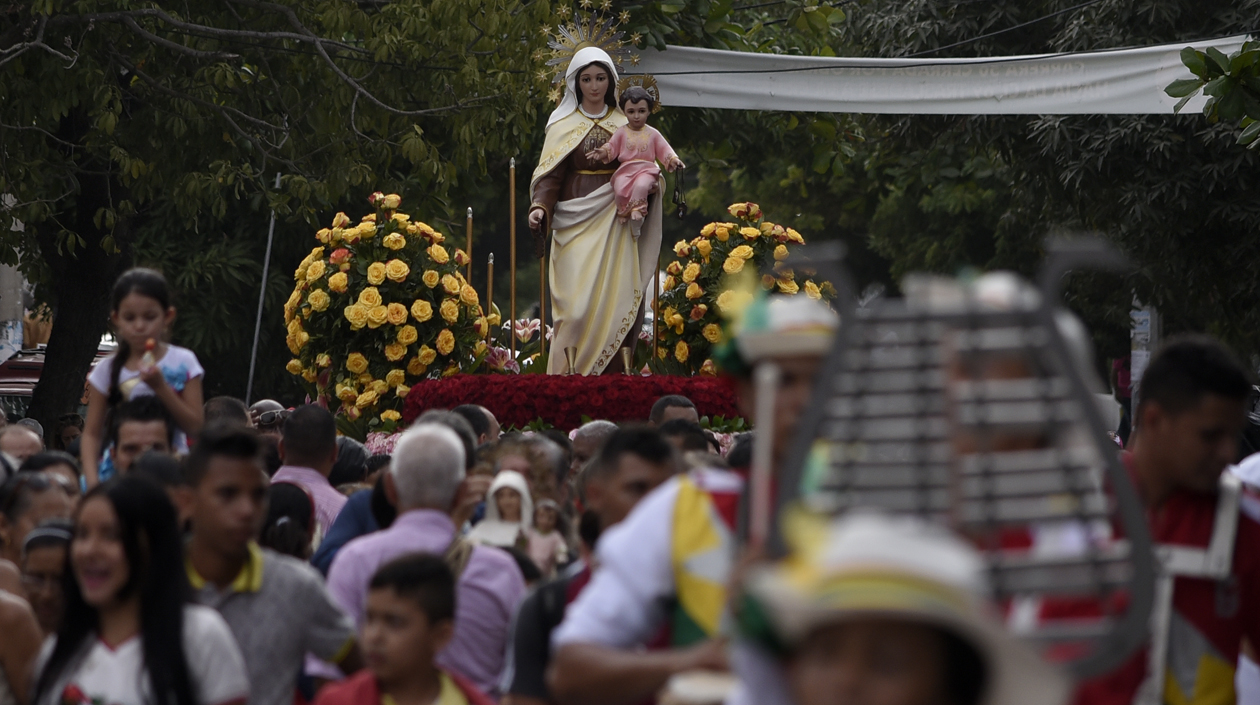 Con música de una banda de paz desfiló la figura de la patrona.