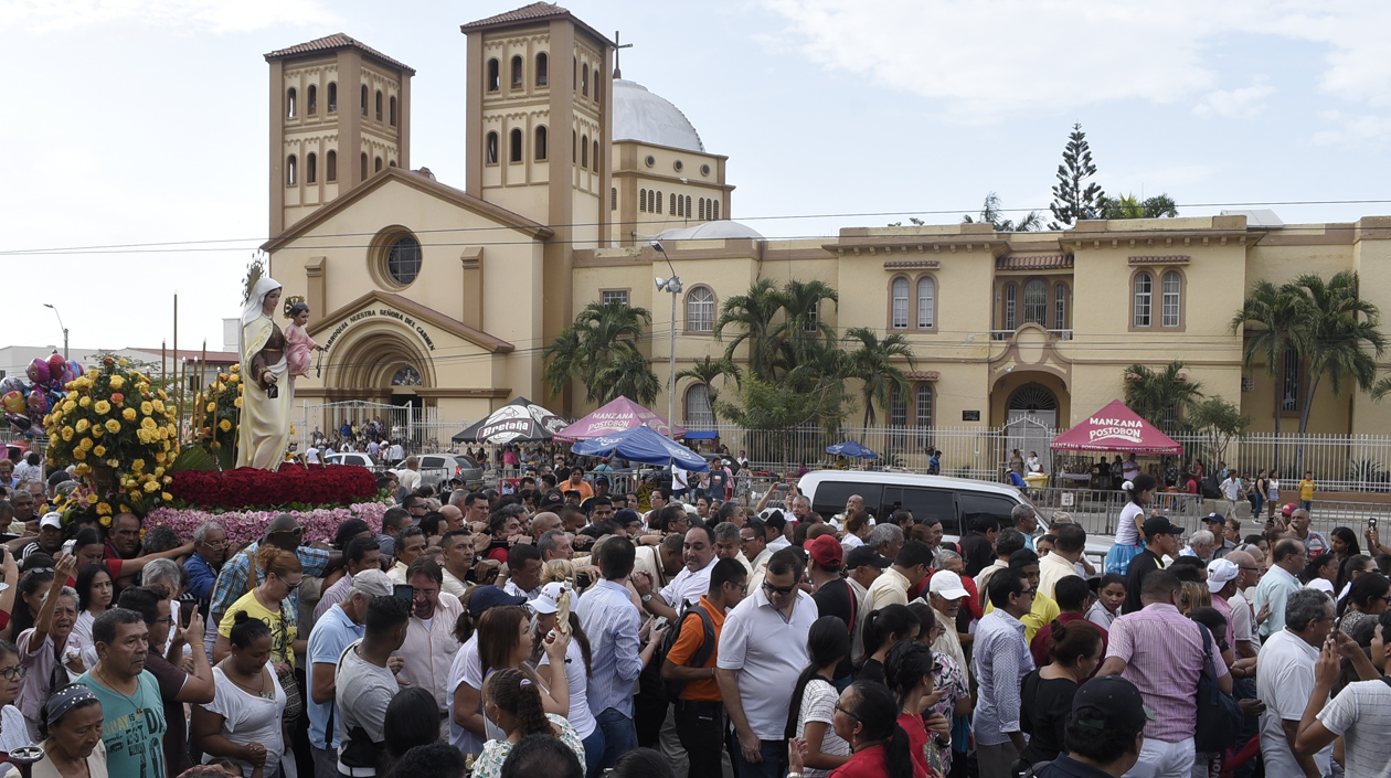 La plaza del templo recibió a cientos de peregrinos.