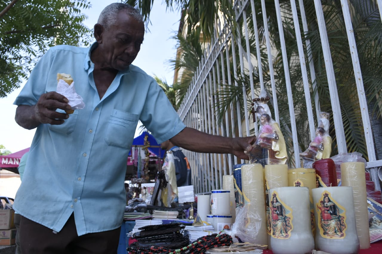 Cientos de veladoras fueron encendidas desde tempranas horas.