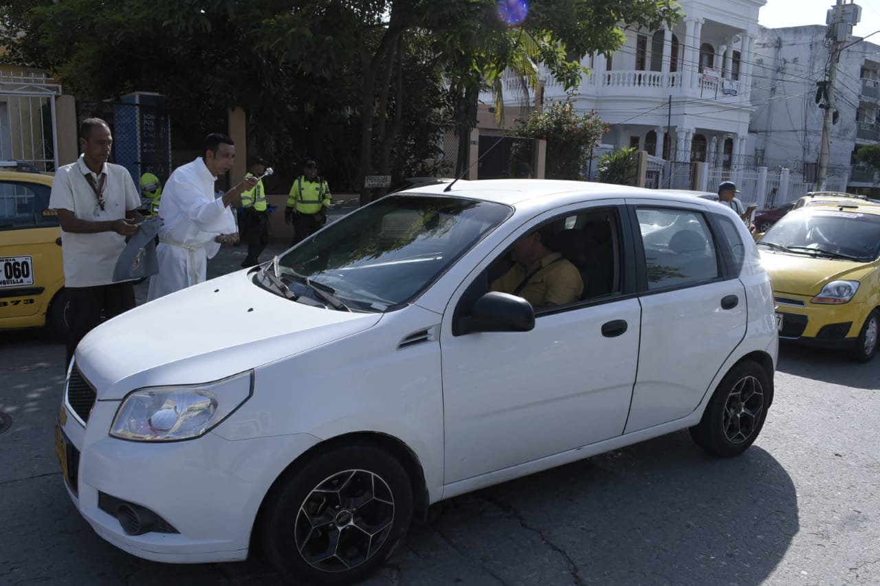 Una larga fila de vehículos aguardó la bendición.