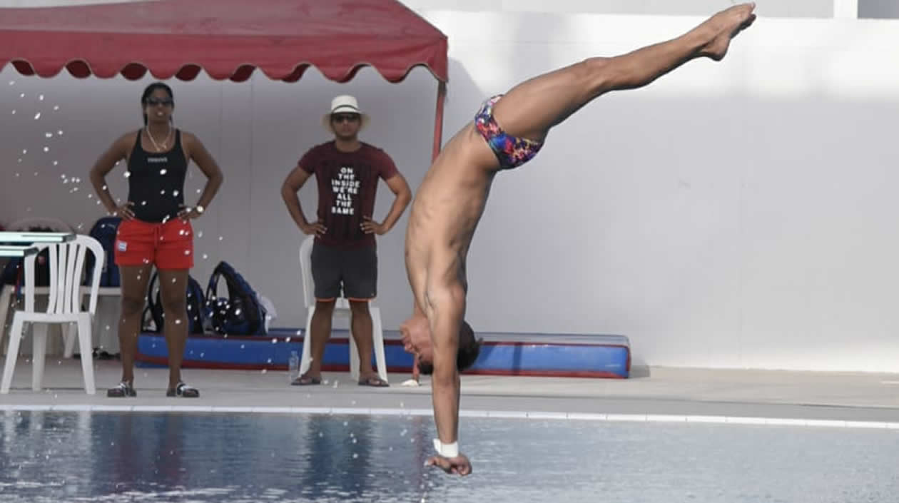 Momento en que el clavadista ingresa al agua. 