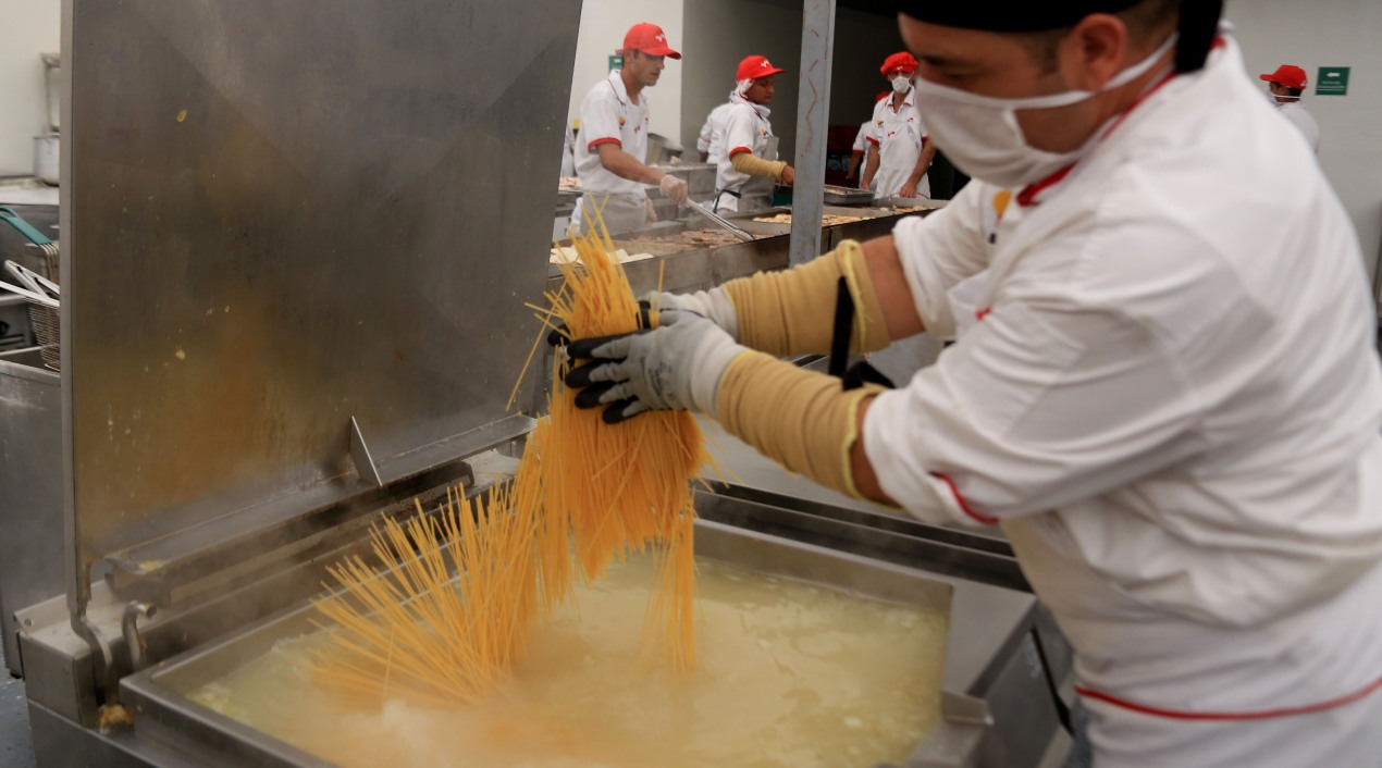 250 kilos de pasta consumen los atletas.