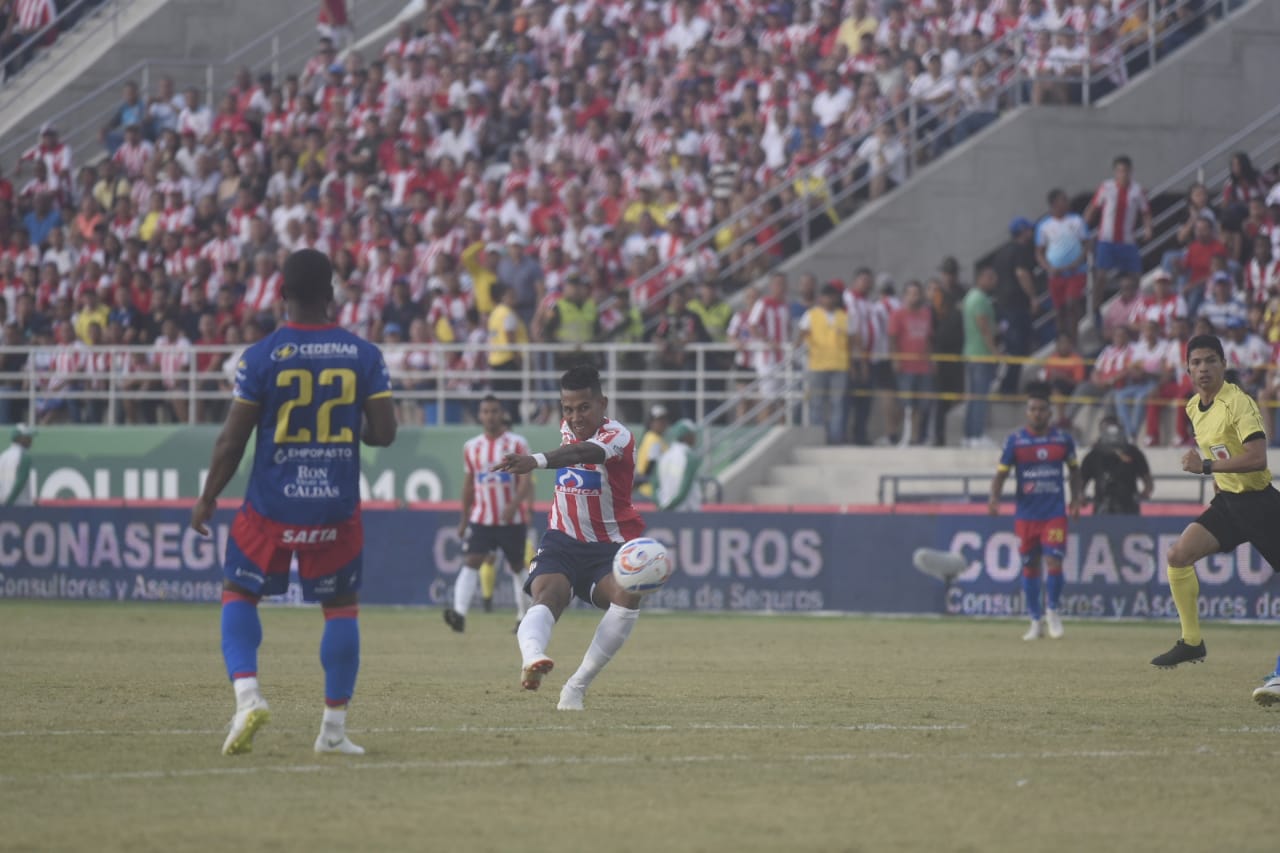 James Sánchez rematando al arco de Losada.