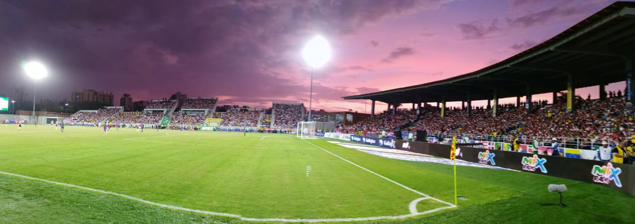 Espectacular panorámica nocturna del estadio Romelio Martínez.
