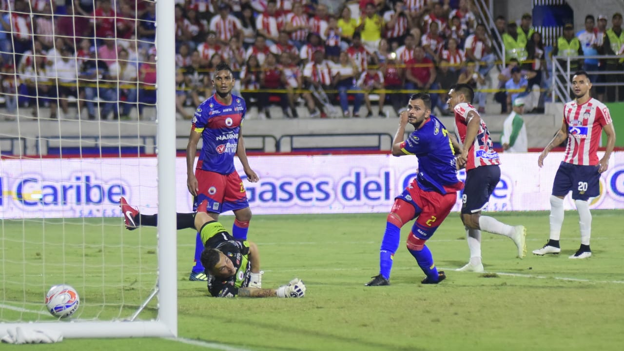 Teófilo Gutiérrez anota el tercero para los locales.