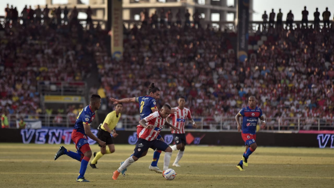 Jarlan Barrera eludiendo a Carlos Giraldo.