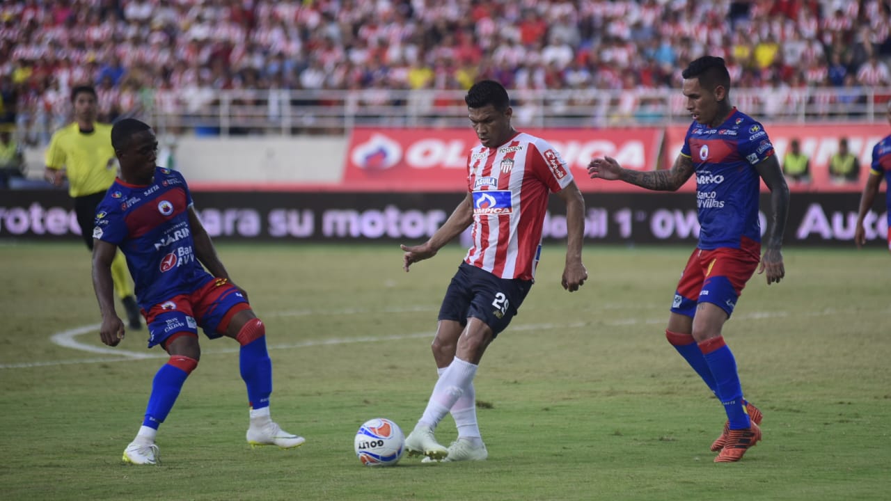 Teo intenta sacar la marca de dos rivales.