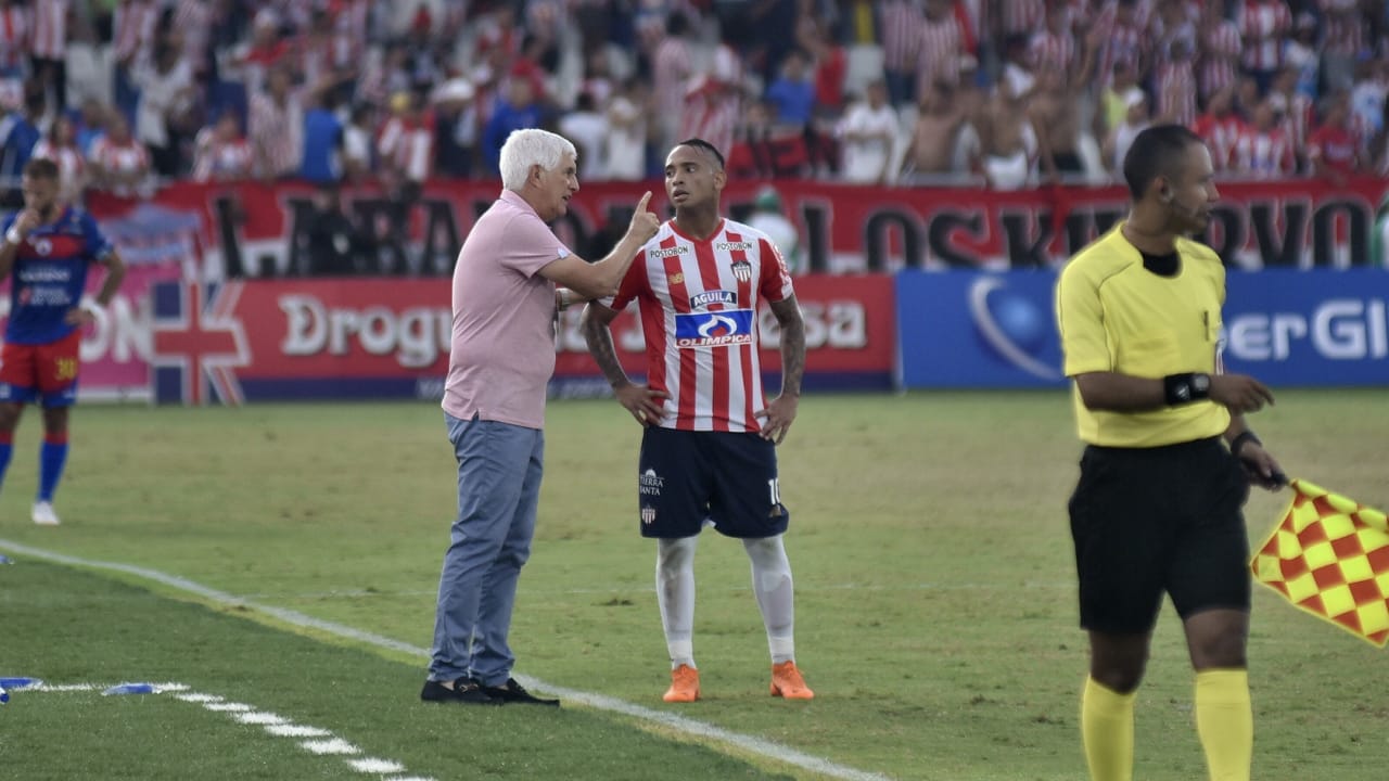 El Técnico Julio Comesaña dando instrucciones a Jarlan Barrera.