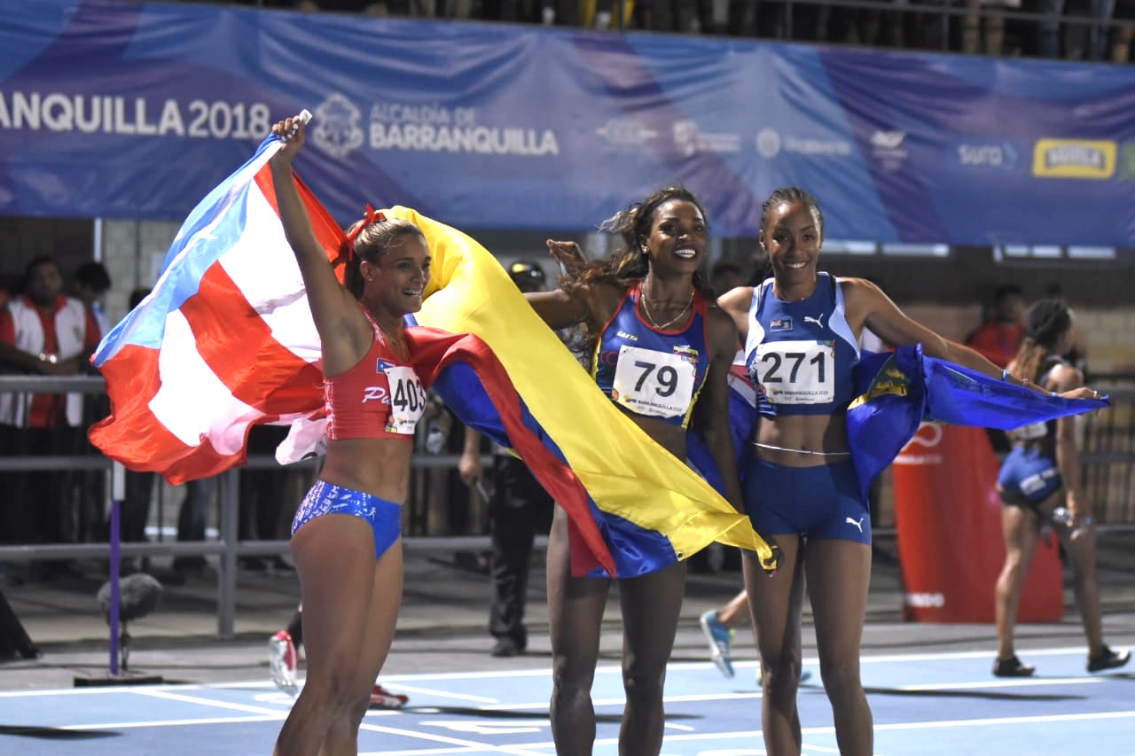 Con las competidoras que alcanzaron plata y bronce.