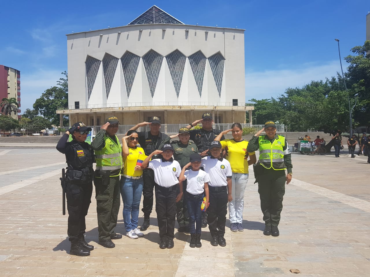 Niños rinden honor a la bandera y al Ejército, de la mano de la Policía Metropolitana de Barranquilla.