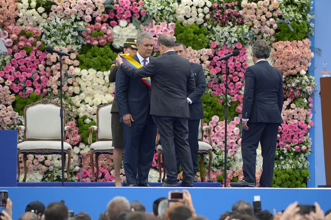 El presidente del Senado Ernesto Macías imponiendo la banda presidencial.