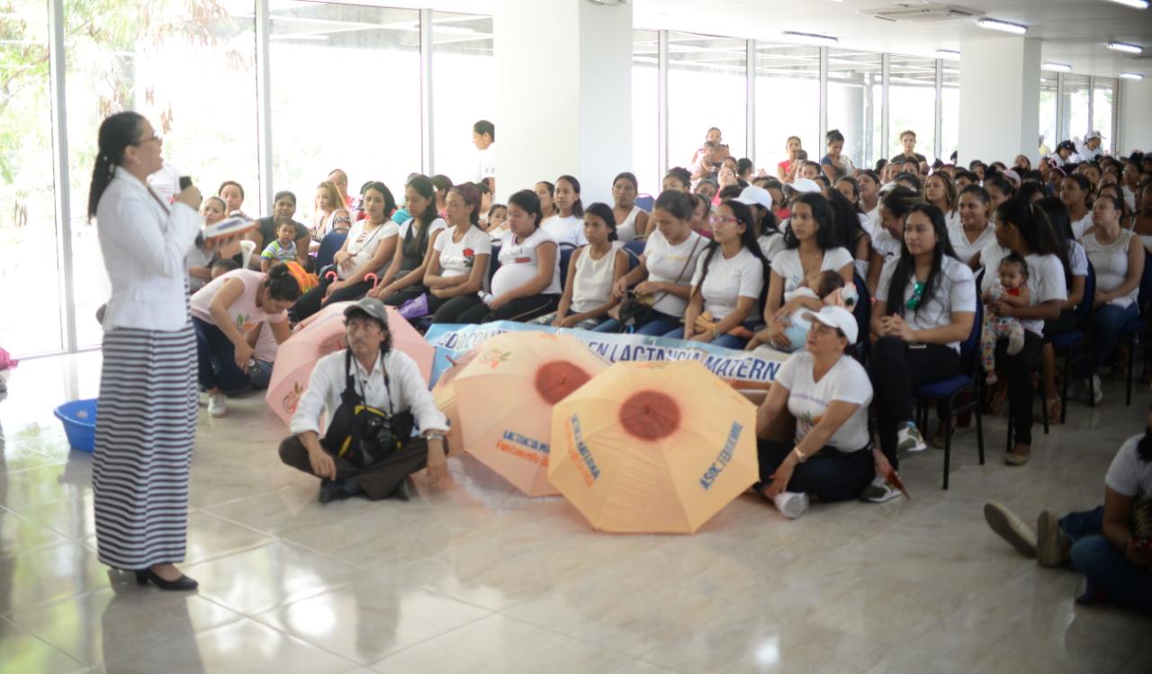 En el auditorio del Parque Muvdi las madres escucharon charlas de personal especializado.