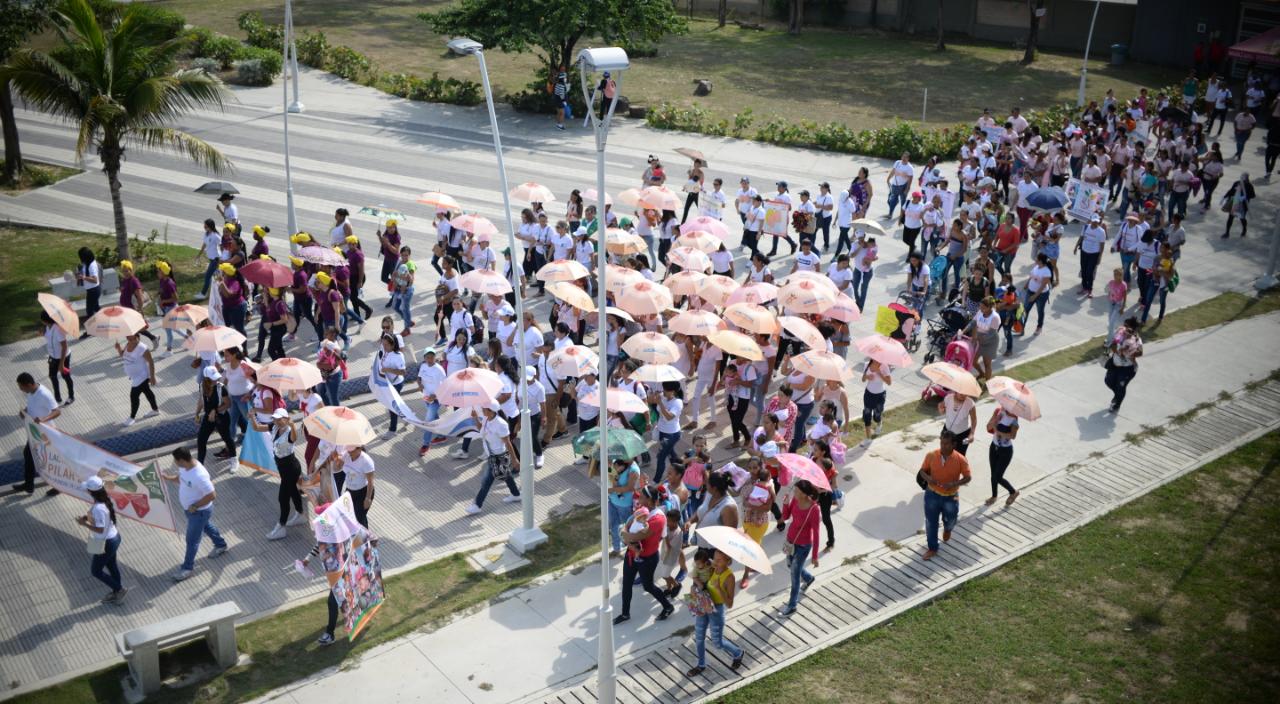 Una vista desde lo alto de la masiva participación de madres lactantes.