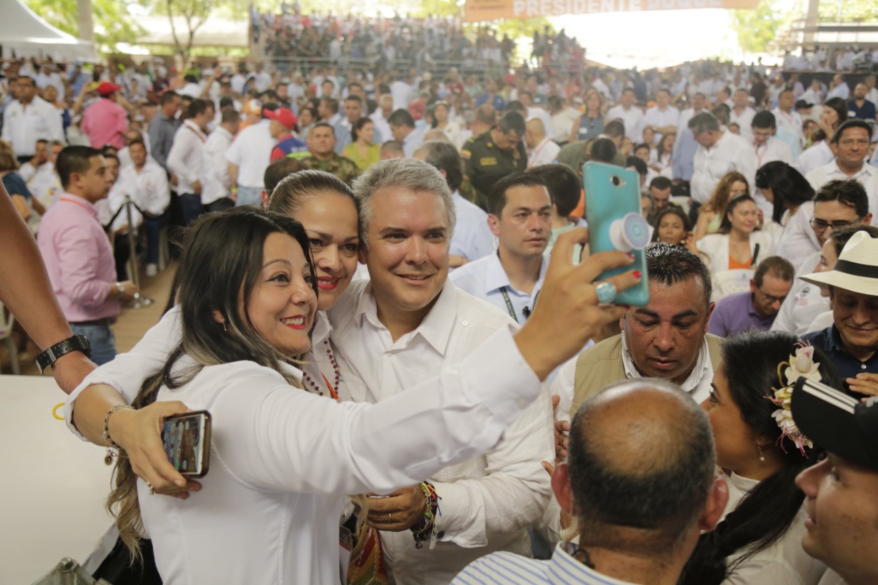 El Presidente se toma una 'selfie' con dos de los asistentes.