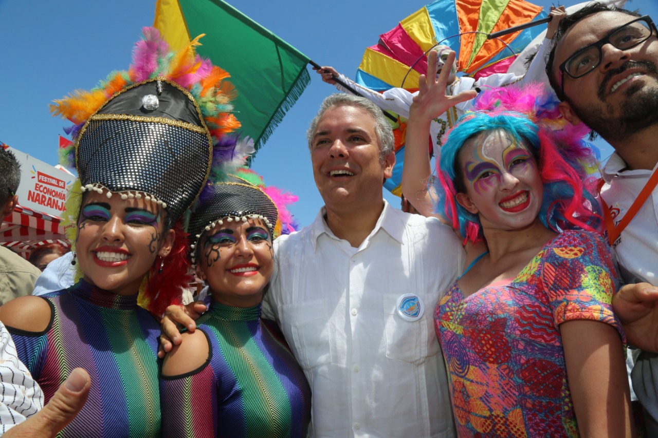 Colombia se pinta de naranja con el Presidente Duque.