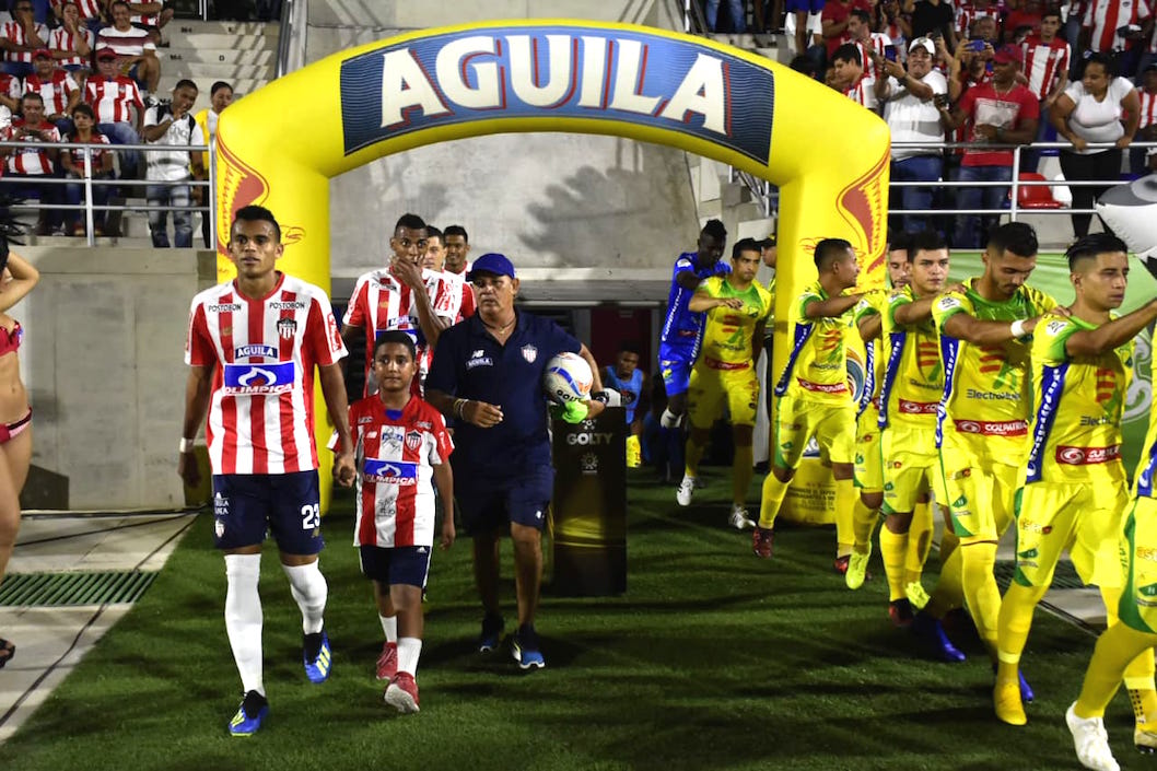 Salida de los equipos al gramado del Romelio Martínez.