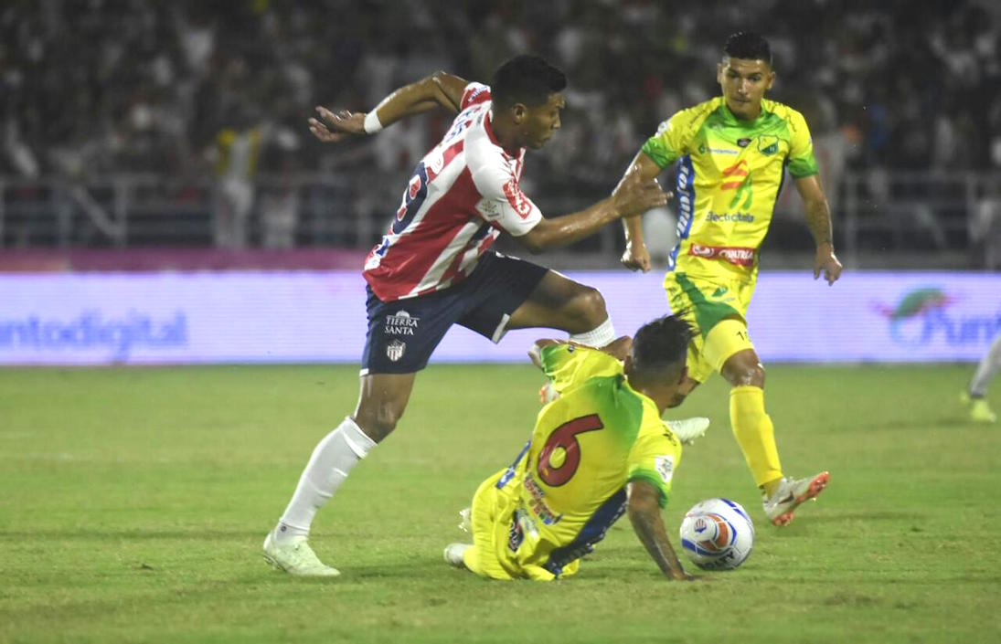 Teófilo Gutiérrez disputando el balón cpn Lucas Trejo.