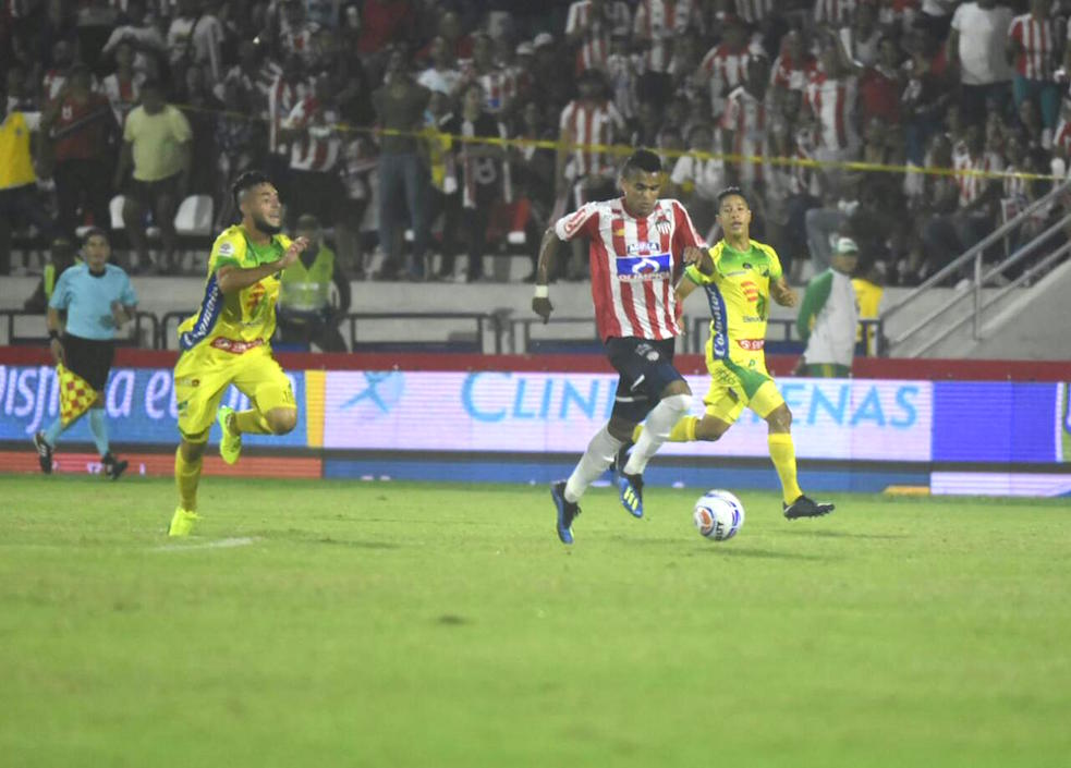 Veloz carrera de Luis Díaz para abrir el marcador.