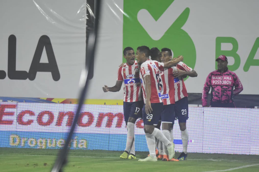 Compañeros celebrando con Luis Díaz.