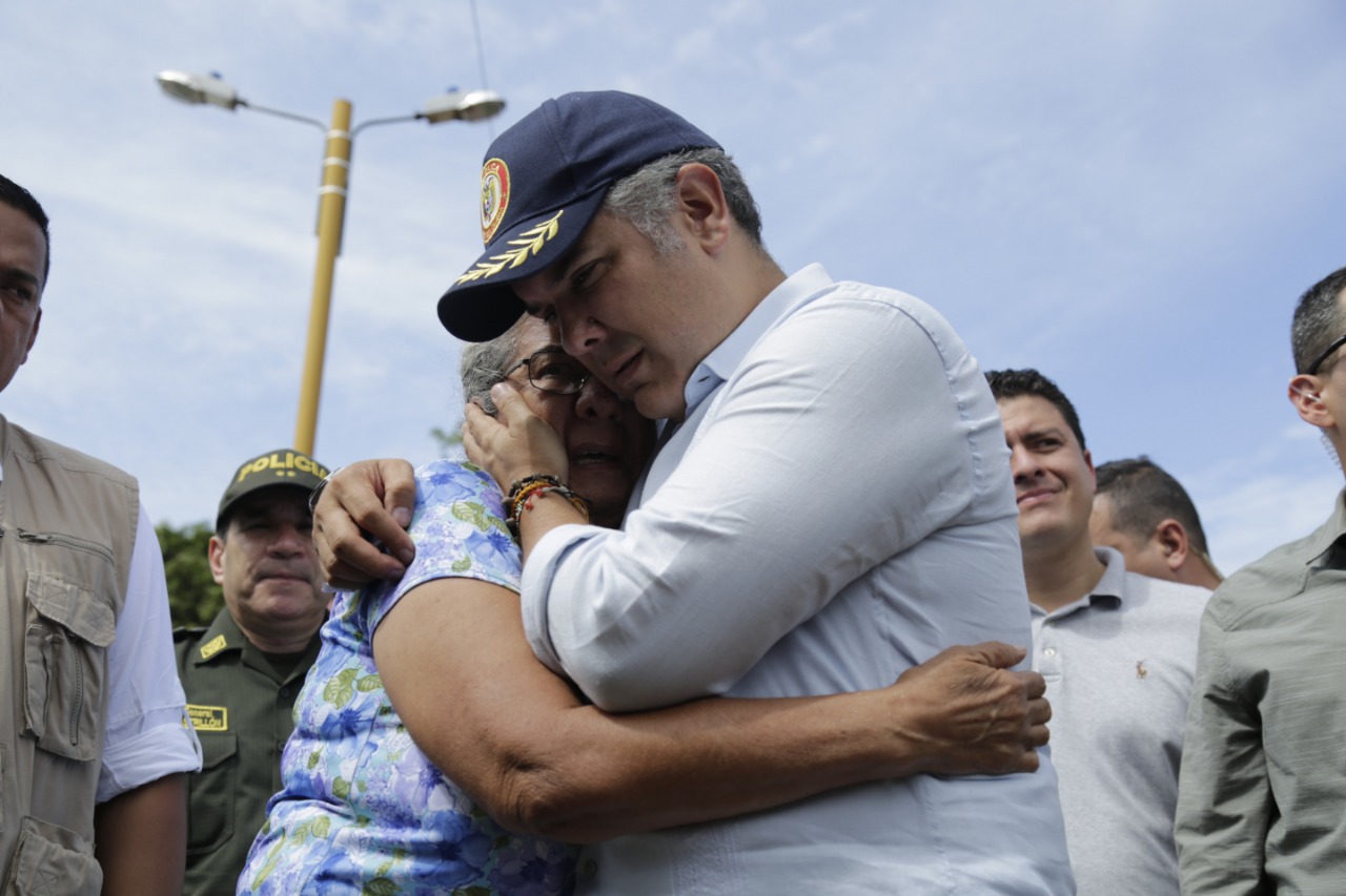 El Presidente consola a los damnificados por el invierno.