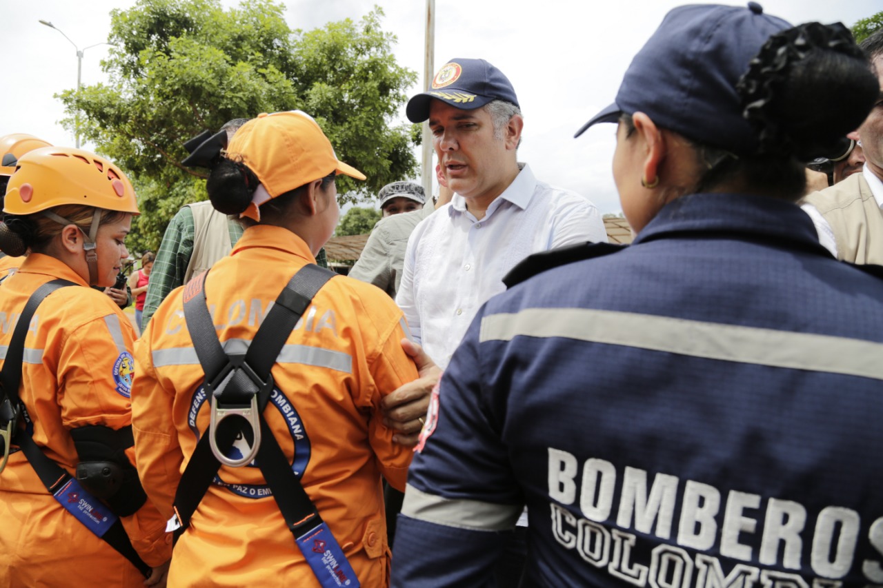 El Presidente Duque saluda a los voluntarios de la Defensa Civil.