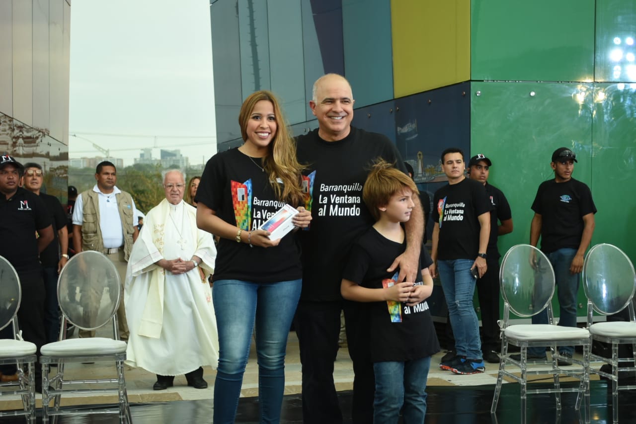 Con Vanessa Saldarriaga ganadora con el tema "La ventana al mundo hace parte de mí".