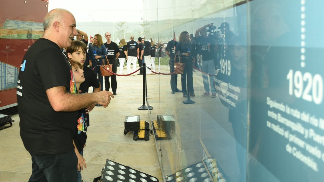 Christian Daes observando la cronología histórica de Barranquilla.