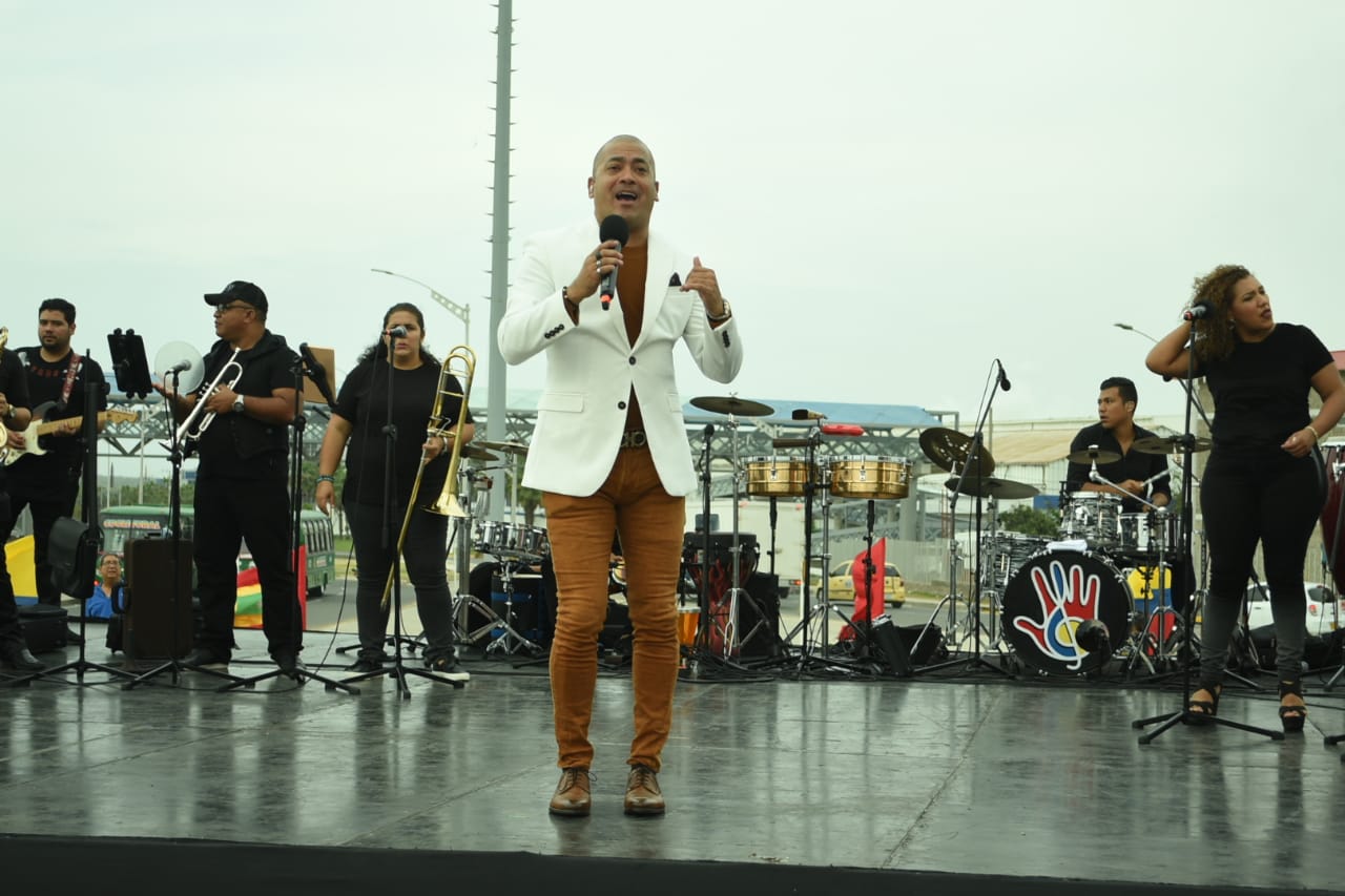 Fausto Chatella en pleno show deleitando a los presentes.