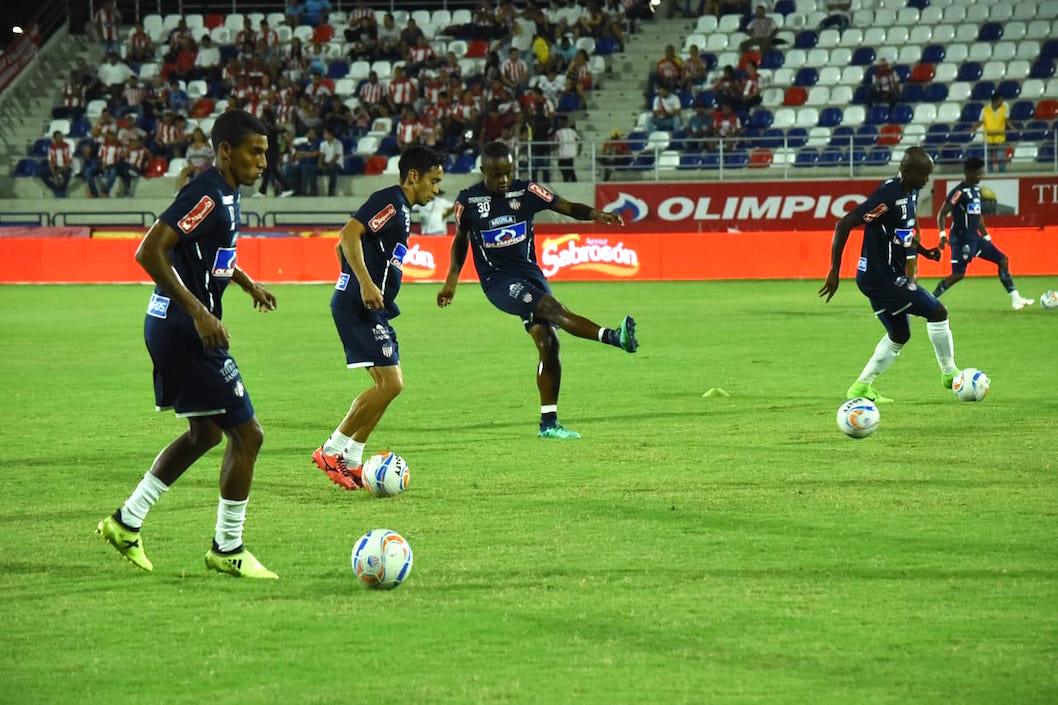 Calentamiento previo de jugadores del Junior.