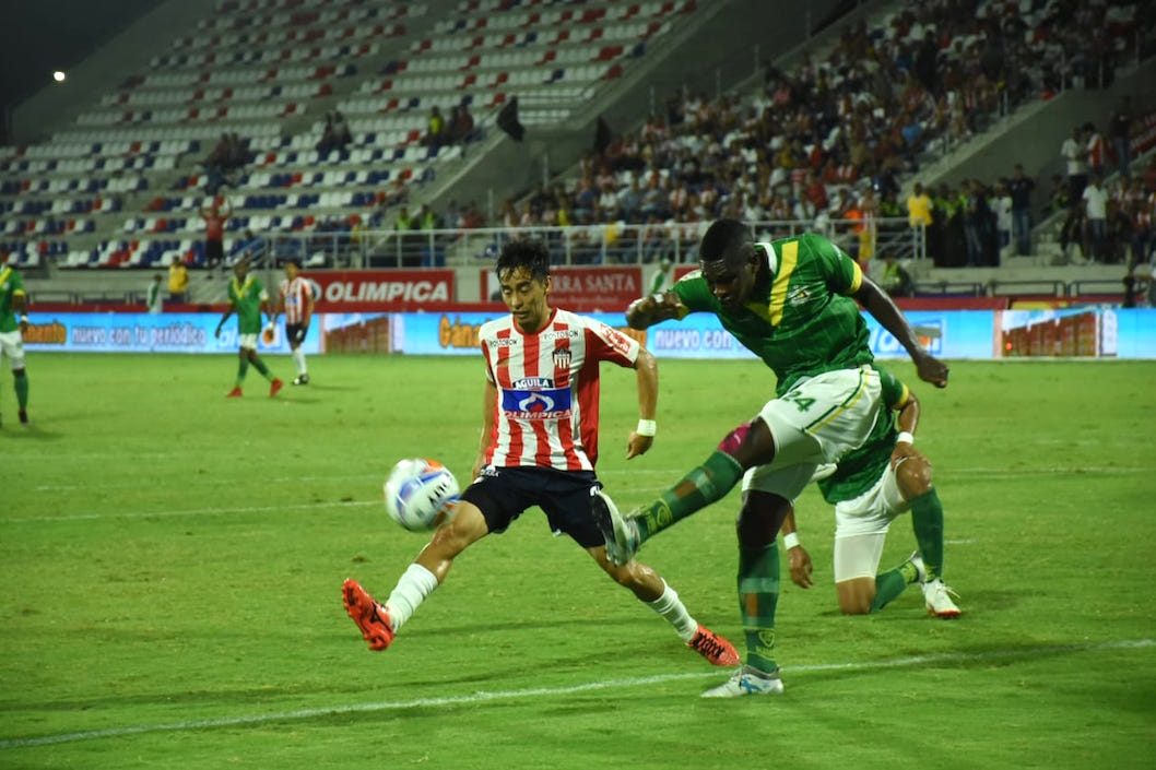 Fabián Sambueza iniciando un ataque 'tiburón'.