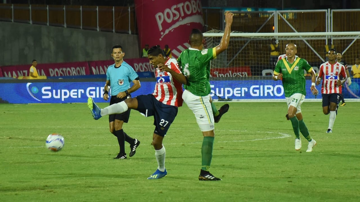 Luis Carlos Ruiz disputando el balón.