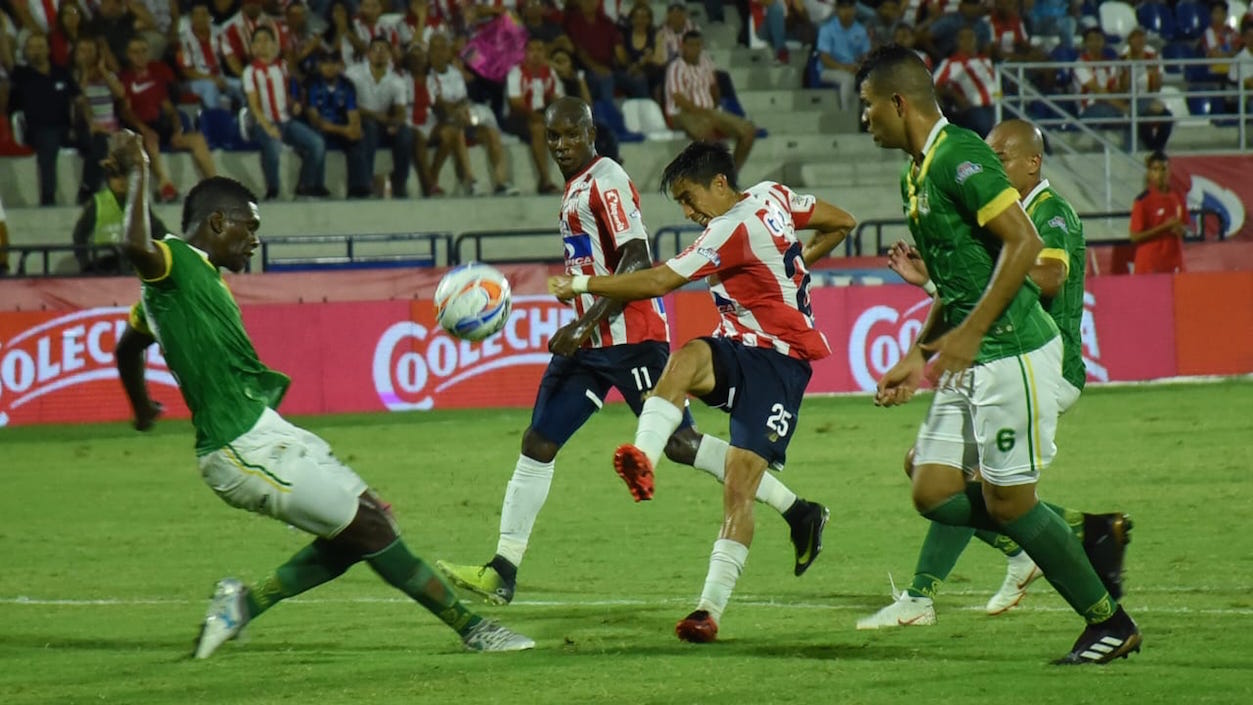 Fabián Sambueza rematando al arco de Pablo Betancur.